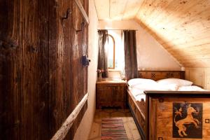 sypialnia z łóżkiem na drewnianym poddaszu w obiekcie Herr Berge Steirisch Ursprung w mieście Brodingberg