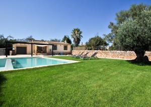 un cortile con piscina e una casa di Calderitx ad Ariany