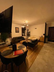 - un salon avec un canapé et une table dans l'établissement Apartament w centrum przy Studni 2, à Chełm