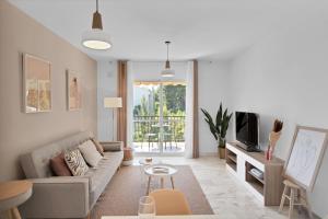 Coqueto apartamento en el corazón de Marbella estilo minimalista - Jacinto Benavente 16 4E في مربلة: غرفة معيشة مع أريكة وطاولة