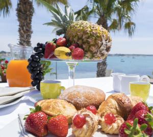 un plato de bollería y fruta en una mesa en Acquamarina B&b en Porto Cesareo