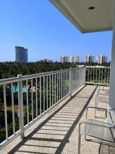 2 Stühle auf einem Balkon mit Meerblick in der Unterkunft Mayan Lakes Acapulco in Acapulco