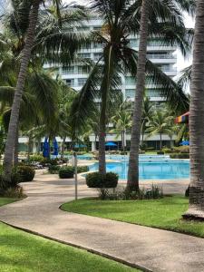 ein Resort mit einem Pool mit Palmen und einem Gebäude in der Unterkunft Mayan Lakes Acapulco in Acapulco