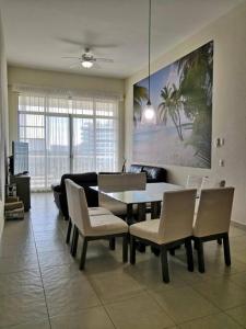 ein Wohnzimmer mit einem Esstisch und Stühlen in der Unterkunft Mayan Lakes Acapulco in Acapulco