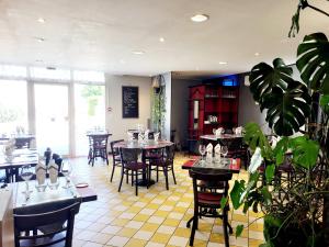 En restaurant eller et andet spisested på Auberge des Lacs Bleus