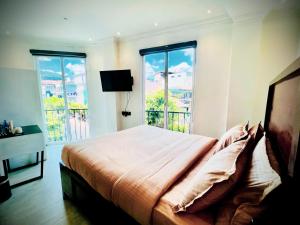 - une chambre avec un lit et 2 grandes fenêtres dans l'établissement Bed Station 210, à Kandy