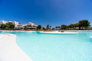 ein großer Pool mit blauem Wasser in einem Resort in der Unterkunft Mafalda's Retreat in Costa Teguise