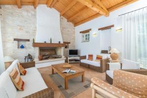 een woonkamer met meubilair en een open haard bij Sienna in Buzet