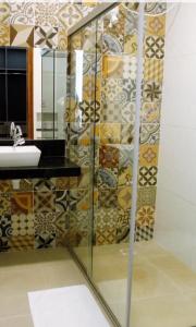 薩利諾波利斯的住宿－Hotel Vilas，一间带水槽和玻璃墙的浴室