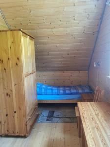 a sauna with a blue bed in a wooden room at Beskidzkie Zacisze in Uście Gorlickie