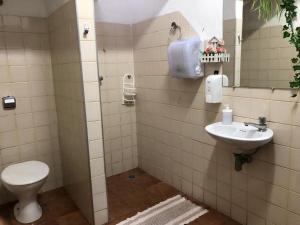 La salle de bains est pourvue de toilettes et d'un lavabo. dans l'établissement Open House Timboré, à São Paulo