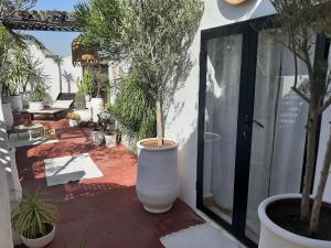 a large white vase sitting on a patio with plants at STUDIO LOFT MEDINA AVEC TERRASSE in Marrakech