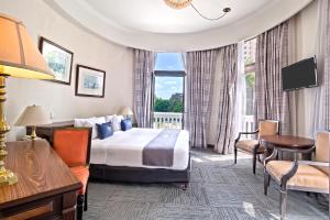 ein Hotelzimmer mit einem Bett und einem Fenster in der Unterkunft Hotel Imperial Reforma in Mexiko-Stadt