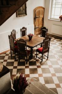 jadalnia ze stołem i krzesłami w obiekcie Pałac Bogaczów - hotel - restauracja w mieście Bogaczów