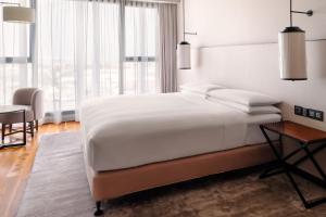 Postel nebo postele na pokoji v ubytování Tunis Marriott Hotel