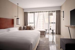 Postel nebo postele na pokoji v ubytování Tunis Marriott Hotel