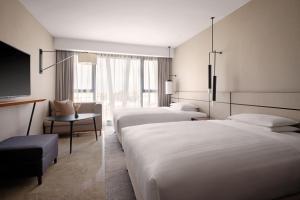 Postel nebo postele na pokoji v ubytování Tunis Marriott Hotel