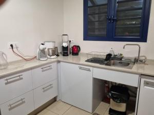 Η κουζίνα ή μικρή κουζίνα στο Villa Stone pour 8 personnes, piscine chauffée 5 euros par jour, accès PMR, 5 étoiles