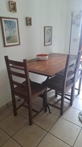 drewniany stół z dwoma krzesłami i miską na nim w obiekcie CONDOMINIO MAURIZIO A MARE w mieście Scerne