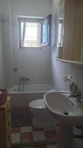 uma casa de banho com um lavatório, um WC e uma banheira em CONDOMINIO MAURIZIO A MARE em Scerne