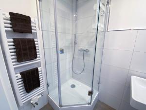 uma casa de banho com um chuveiro e um lavatório. em NOVA Apartment- Phantasialand I Köln I Bonn em Brühl