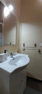 Uma casa de banho em Monolocali del Montecontessa by SMART-HOME