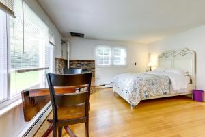 Photo de la galerie de l'établissement Coventry Lake Getaway with Yard Near UConn!, à Coventry