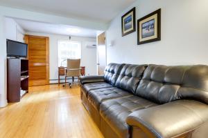 Photo de la galerie de l'établissement Coventry Lake Getaway with Yard Near UConn!, à Coventry 18 autres photos