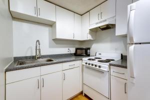 cocina blanca con fregadero y fogones en Coventry Lake Getaway with Yard Near UConn!, en Coventry