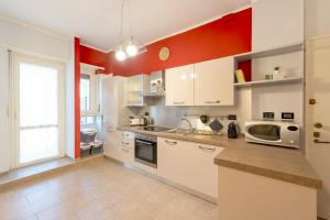 Kuchyň nebo kuchyňský kout v ubytování 10min dal Centro [PortaSusa-FreeParking&AC]