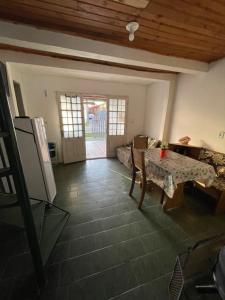 un soggiorno con tavolo e sala da pranzo di VIRAMAR en Alvorada a Barra del Chuy Altre 4 foto