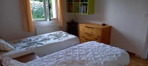 una camera con 2 letti e un comò in legno di Villa conviviale au soleil avec piscine a Seillans Altre 36 foto