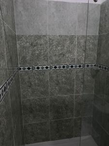 baño con ducha y puerta de cristal en Hotel Boutique Deluxe en Santa Marta