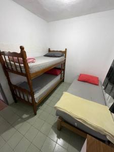 a room with two bunk beds in a room at MARVIR en Alvorada in Barra del Chuy