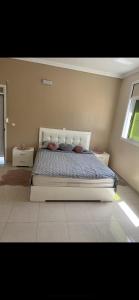 Ένα ή περισσότερα κρεβάτια σε δωμάτιο στο Maison vue mer Al Hoceïma