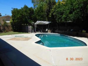 una piscina en un patio trasero con en Nice Northridge 4-2-2 Pool home near CSUN and Pierce College, en Northridge