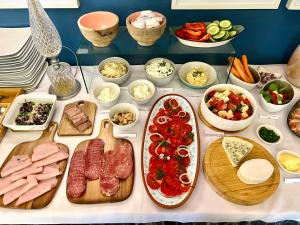 Rezydencja Pod Tężnią & SPA في إينوفروتسواف: طاولة عليها أنواع مختلفة من الطعام