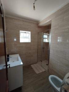 6 quartos do sonho في بومبال: حمام مع دش ومغسلة ومرحاض