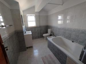 6 quartos do sonho في بومبال: حمام مع حوض ومرحاض ومغسلة