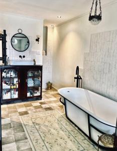 baño grande con bañera y espejo en ANDRO LUX 2BR apartment with pool in Old Jaffa, en Tel Aviv