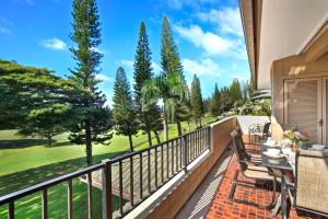 balcón con mesa, sillas y árboles en K B M Resorts- KGV-14V3 Oversized 2Bdrm sweeping ocean views remodeled premium upgrades, en Kapalua