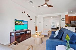 sala de estar con sofá azul y TV en K B M Resorts- KGV-14V3 Oversized 2Bdrm sweeping ocean views remodeled premium upgrades, en Kapalua