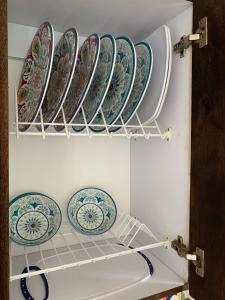 un montón de platos en un estante en un refrigerador en Finca en Salento en Salento
