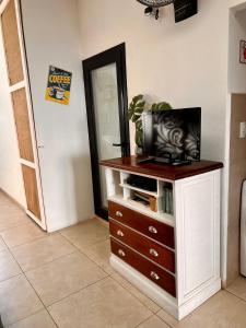 a dresser with a television on top of it at Monoambiente Manzanares in Cipolletti
