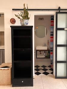 a black book shelf in a room with a mirror at Monoambiente Manzanares in Cipolletti