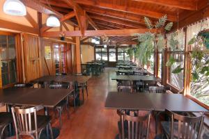ビジャ・ヘネラル・ベルグラーノにあるHostal La Mercedのレストランのテーブルと椅子