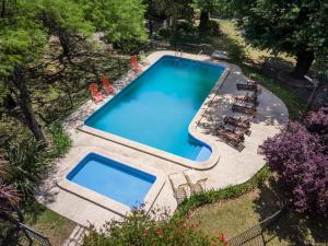 an overhead view of a swimming pool with chairs at Hostal La Merced in Villa General Belgrano