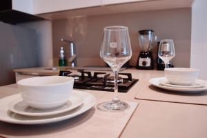 uma mesa com duas taças e um copo de vinho em Apartaestudio DISTRITO 90 em Barranquilla