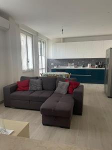 un soggiorno con divano e una cucina di Seveso appartamento nuovo tra Milano, Monza e Como a Seveso