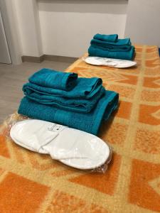 due piatti e asciugamani seduti su un tavolo di Seveso appartamento nuovo tra Milano, Monza e Como a Seveso
